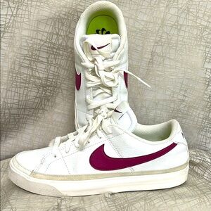 Nike court ladies size 7.5 in very good condition
